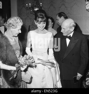 Schauspielerin Audrey Hepburn mit Graf und Gräfin Attlee auf der Londoner Premiere ihres neuesten Films "Breakfast At Tiffany" im Teatro Plaza abgebildet. 19. Oktober 1961. Stockfoto