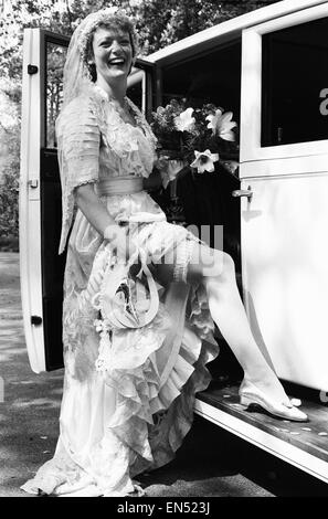 Schauspielerin Sherrie Hewson abgebildet während ihrer Hochzeit mit British Aerospace Ingenieur Ken Boyd in der St. Andrews Church in gemeinsamen Schinken, Surrey. Sie trug ein reines Seidenkleid von 1910 und verwendet einen Jahrgang 1929 weißen Rolls-Royce. 15. Mai 1982. Stockfoto