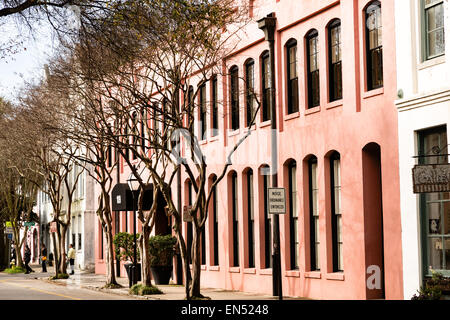 Ein rosa Fassade auf Rainbow Row entlang East Bay Street im historischen Charleston, SC. Stockfoto