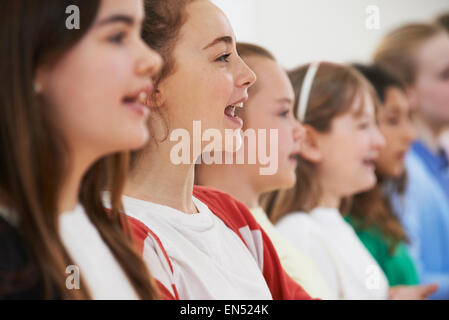 Gruppe von Schülerinnen und Schüler gemeinsam im Chor singen Stockfoto