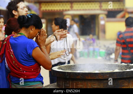 Menschen beten in Holly Tempel Boudanath in Nepal Stockfoto