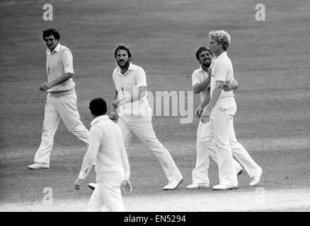 England V Australien 2. Testspiel der Asche auf Lords. Englands Graham Dilley von Mike Gatting beglückwünscht. Zentrum ist Ian Botham. 3. Juli 1981. Stockfoto