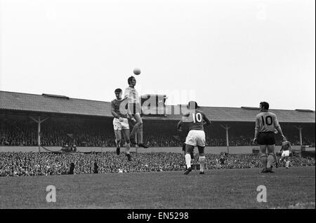 Wolverhampton Wanderers Vs. Everton. Derek Dougan Köpfe aber westlich von Everton sammelt. 6. Oktober 1969 Stockfoto