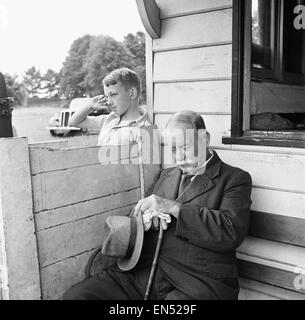 Dorfbewohner sammeln neben den Dorfanger an Meopham, Kent, beobachten Sie ihre lokalen Cricket-Team in Aktion um Juni 1950 Stockfoto