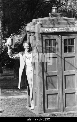 Schauspieler Peter Davison gesehen hier während seiner ersten Pressekonferenz als der 5. Doctor Who in Hammersmith Park an der Rückseite des BBC Television Centre in Westlondon. Der neue Arzt ist ein völlig anderes Bild von seinen Vorgängern. Der neue Look Stockfoto