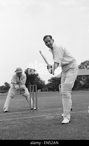 Der Wicketwächter der lokalen Cricket-Mannschaft bei Meopham, eines der ältesten Teams in Kent gesehen hier in Aktion um Juni 1950 Stockfoto