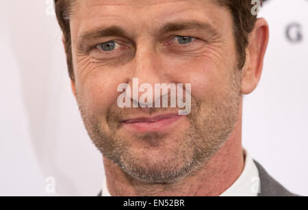 Hamburg, Deutschland. 27. April 2015. Schottischer Schauspieler Gerard Butler stellt während der Präsentation eines neuen Duft für Männer von BOSS bei einer örtlichen Filiale der Schönheit Ladenkette Parfuemerie Douglas in Hamburg, Deutschland, 27. April 2015. Butler ist das neue Gesicht für den Duft "BOSS BOTTLED intensiv". Bildnachweis: Dpa picture Alliance/Alamy Live News Stockfoto