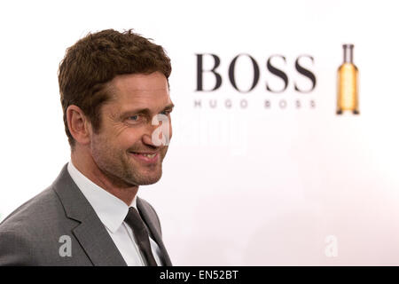 Hamburg, Deutschland. 27. April 2015. Schottischer Schauspieler Gerard Butler stellt während der Präsentation eines neuen Duft für Männer von BOSS bei einer örtlichen Filiale der Schönheit Ladenkette Parfuemerie Douglas in Hamburg, Deutschland, 27. April 2015. Butler ist das neue Gesicht für den Duft "BOSS BOTTLED intensiv". Bildnachweis: Dpa picture Alliance/Alamy Live News Stockfoto