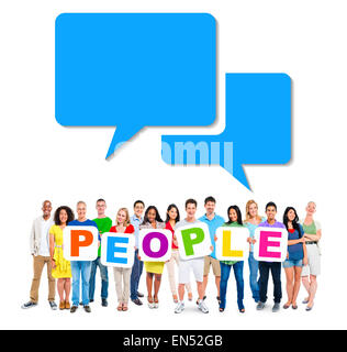 Multi-ethnischen Gruppe von Menschen Alphabet an Personen und Rede halten Luftblasen oben Stockfoto