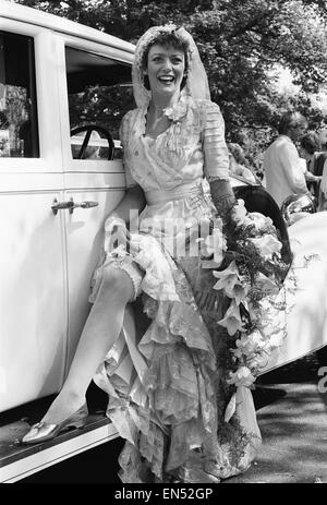 Schauspielerin Sherrie Hewson abgebildet während ihrer Hochzeit mit British Aerospace Ingenieur Ken Boyd in der St. Andrews Church in gemeinsamen Schinken, Surrey. Sie trug ein reines Seidenkleid von 1910 und verwendet einen Jahrgang 1929 weißen Rolls-Royce. 15. Mai 1982. Stockfoto