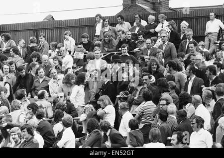 Texaco Cup erste Runde Gruppe 2 Match bei Kenilworth Straße. Überschwänglich, Trinken von Alkohol auf den Terrassen, da sie das Spiel genießen, während ein Polieman kommt zu überprüfen. Luton Town 1 V Southampton 1. 3. August 1974. Stockfoto