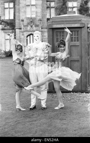 Schauspieler Peter Davison als der 5. Doctor Who mit Janet Fielding als Tegan (rechts) und Sarah Sutton als Nyssa gesehen hier Buckhurst House, Withyham, East Sussex, Dreharbeiten Teil der Geschichte mit dem Titel The Black Orchid. 8. Oktober 1981 Stockfoto