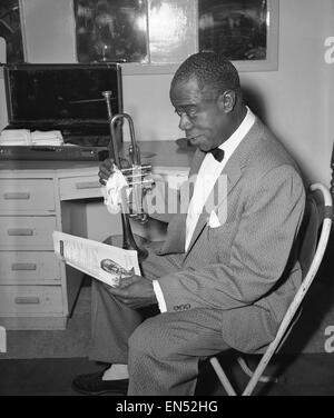 Louis Armstrong gesehen hier in seiner Garderobe vor Durchführung in London im Mai 1956 Stockfoto