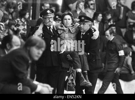 Texaco Cup erste Runde Gruppe 2 Match bei Kenilworth Straße. Luton Town 1 V Southampton 1. St John Ambulance Arbeiter helfen entfernt eine verletzte Fan nach Ärger auf den Terrassen brach. 3. August 1974. Stockfoto