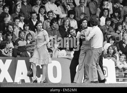 Texaco Cup erste Runde Gruppe 2 Match bei Kenilworth Straße. Luton Town 1 V Southampton 1. Ein Polizist und Steward escort ein Fan von der Tonhöhe, wie eine Dame zu Fuß durch blickt auf. 3. August 1974. Stockfoto