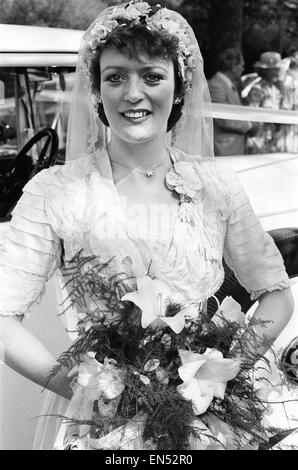 Schauspielerin Sherrie Hewson abgebildet während ihrer Hochzeit mit British Aerospace Ingenieur Ken Boyd in der St. Andrews Church in gemeinsamen Schinken, Surrey. Sie trug ein reines Seidenkleid von 1910 und verwendet einen Jahrgang 1929 weißen Rolls-Royce. 15. Mai 1982. Stockfoto