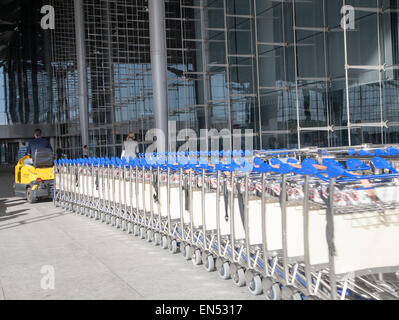 Mann fahren Fahrzeug sammeln Wagen am Flughafen von Malaga, Spanien Stockfoto