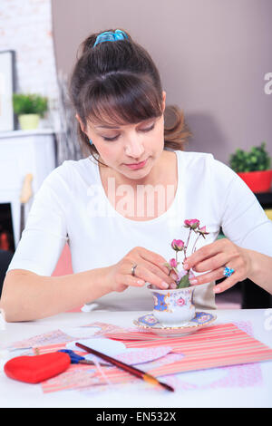 eine junge Frau basteln Geschenke zu Hause Stockfoto