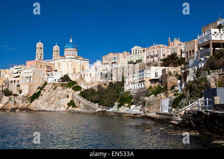 Hafen-Stadt von Ermoupolis auf Syros auf den griechischen Inseln. Stockfoto