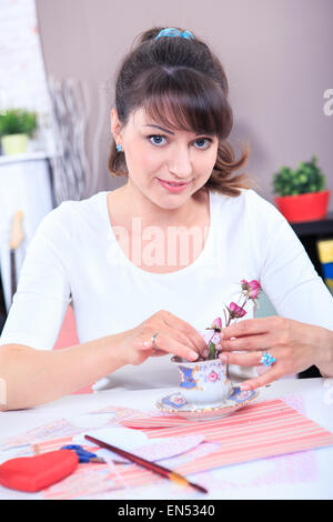 eine junge Frau basteln Geschenke zu Hause Stockfoto