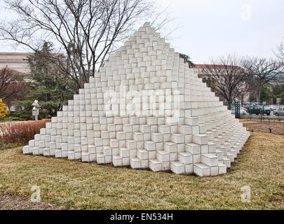 Washington, DC, USA. März 10,2014. Nationale Galerie der Kunst-Skulptur-Garten. Vier doppelseitige Pyramide von Sol Lewitt Stockfoto