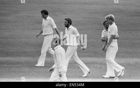 England V Australien 2. Testspiel der Asche auf Lords. Englands Graham Dilley von Mike Gatting beglückwünscht. Zentrum ist Ian Botham. 3. Juli 1981. Stockfoto