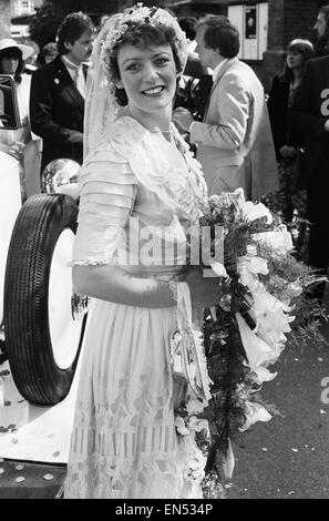 Schauspielerin Sherrie Hewson abgebildet während ihrer Hochzeit mit British Aerospace Ingenieur Ken Boyd in der St. Andrews Church in gemeinsamen Schinken, Surrey. Sie trug ein reines Seidenkleid von 1910 und verwendet einen Jahrgang 1929 weißen Rolls-Royce. 15. Mai 1982. Stockfoto