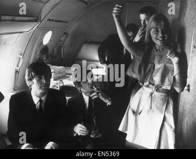 Die Beatles auf der Pfanne bin Flug 101 vom Londoner Flughafen Heathrow nach New York für eine 10-Tage-Tour der Vereinigten Staaten von Amerika 7. Februar 1964. John Lennon & Ringo Starr Bewertung Scan nur - wenn Sie eine hochauflösende Kopie benötigen kontaktieren Sie bitte desk@mirr Stockfoto
