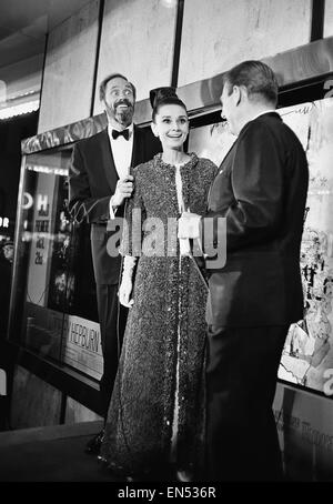 Schauspielerin Audrey Hepburn kommt zur Premiere von My Fair Lady in New York, Accompanid von ihrem Ehemann Mel Ferrer. 21. Oktober 1964. Stockfoto