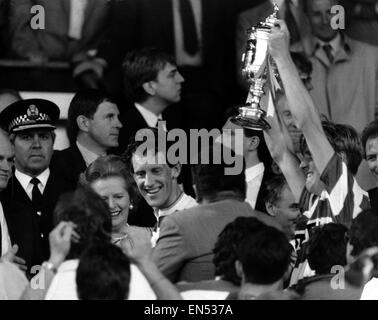 Keltische V Dundee United Scottish FA Cup-Finale Match im Hampden Park 14. Mai 1988. Premierministerin Margaret Thatcher präsentiert den Pokal Endstand Celtic Spieler: keltische 2-1 Dundee United Stockfoto