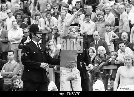 Texaco Cup erste Runde Gruppe 2 Match bei Kenilworth Straße. Luton Town 1 V Southampton 1. Ein Polizist begleitet ein Fan abseits des Spielfeldes während Unruhen zwischen rivalisierenden Fans. 3. August 1974. Stockfoto