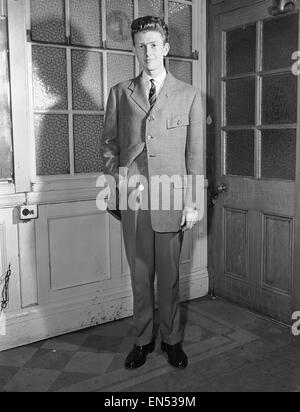 Jugend, die Modellierung der neuesten Mode Edwardian Anzüge. 11. November 1955 Stockfoto