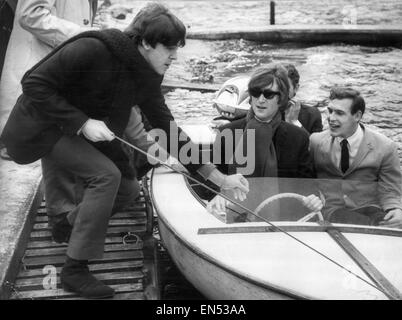 Paul McCartney zieht Boot in Steg, nachdem John Lennon ein Segel am Loch Earn in Schottland 20. Oktober 1964 war. Aufenthalt im Beatles-Refugium in St. Fillans Perthshire abgebildet. Bewertung Scannen nur - benötigen Sie eine hochauflösende Kopie bitte Stockfoto