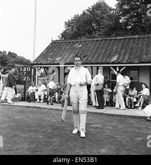 Die Opposition offen Schlagmann macht seinen Weg an der Falte in ihrem Spiel gegen Meopham, eines der ältesten Teams in Kent Circa Juni 1950 Stockfoto