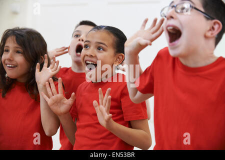 Gruppe von Kindern, die Drama-Klasse gemeinsam genießen Stockfoto