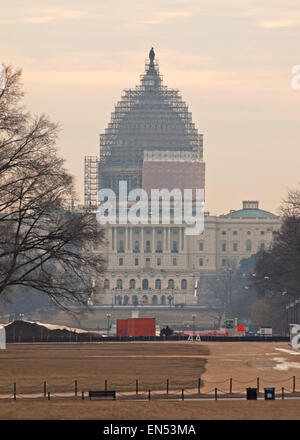 Washington, DC, USA. März 10,2014. United States Capitol mit Gerüst deckt die Kuppel für Restaurierung, im frühen Morgen Stockfoto
