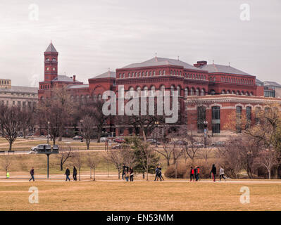 Ansicht des Smithsonian Instituts aus der Begründung des The National Monument, Washington, DC, im späten Winter 2015 Stockfoto