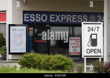 Esso Express gehört zu den expandierenden Ketten der automatischen Tank-Stationen in den Niederlanden. Stockfoto