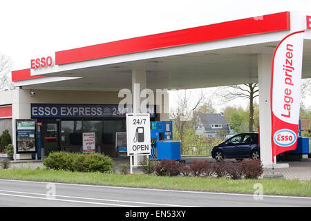 Esso Express gehört zu den expandierenden Ketten der automatischen Tank-Stationen in den Niederlanden. Stockfoto