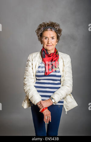 Studioportrait von 83 alte suchen gute weiße senior Frau auf grauem Hintergrund Stockfoto