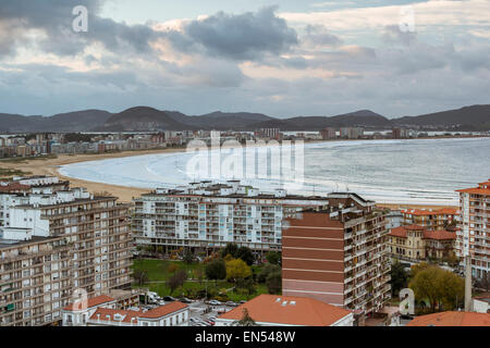 Strand und Gebäude in der Stadt Laredo, Kantabrien, Spanien, Europa Stockfoto