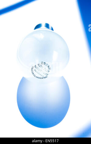 Eine Halogenlampe Osram 42W 240v mit blauen Lichteffekt Stockfoto