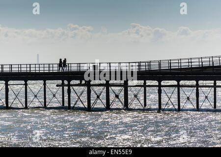 Menschen Southend Pier entlang. Stockfoto