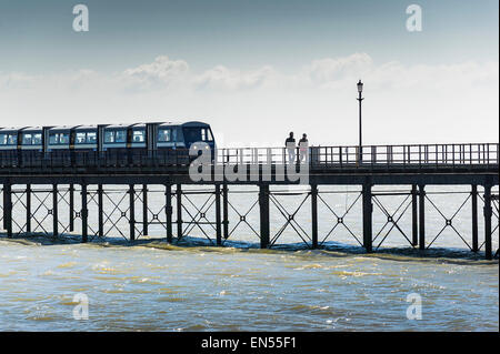 Eine elektrische Eisenbahn entlang der Southend Pier laufen. Stockfoto