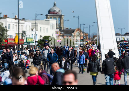 Menschen, die genießen eines Spaziergang entlang der Strandpromenade in Southend in Essex. Stockfoto