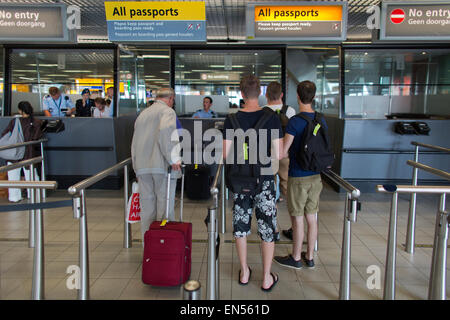 Passkontrolle am Flughafen Schiphol Stockfoto