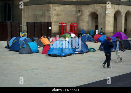 Manchester, UK. 28h April 2015. Der Protest von einer Gruppe von Obdachlosen ist jetzt in seiner vierzehnten Tag. Die Gruppe wurde die Probleme von Obdachlosen in Manchester hervorgehoben. Der Rat erhalten eine gerichtliche Anordnung, die Demonstranten von Albert Square letzte Woche zu entfernen, aber sie sind umgezogen in der Nähe St Peter es Square. Obdachlose Protest Manchester UK Credit: John Fryer/Alamy Live-Nachrichten Stockfoto