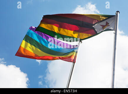 Gay-Flagge und Zimbabwen Flagge in harare Stockfoto