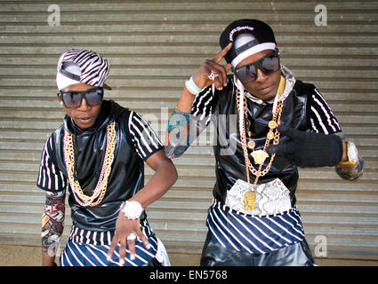 Jugend in Simbabwe gekleidet wie Musik-Künstler Stockfoto