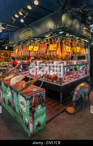 Stall, Verkauf von spanischen Schinken am Markt La Boqueria, Barcelona, Katalonien, Spanien Stockfoto